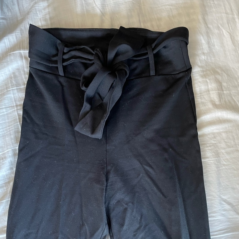 Black tie-waist leggings
